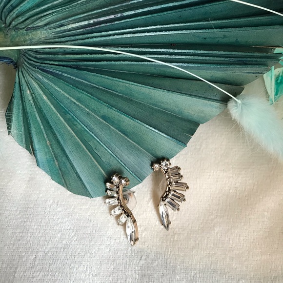 š¤ Art Deco White Crystal Cuff Earrings - Picture 6 of 7